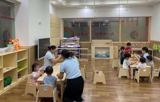 代表鼓励生育要进一步为家长减负，提出了哪些建议？