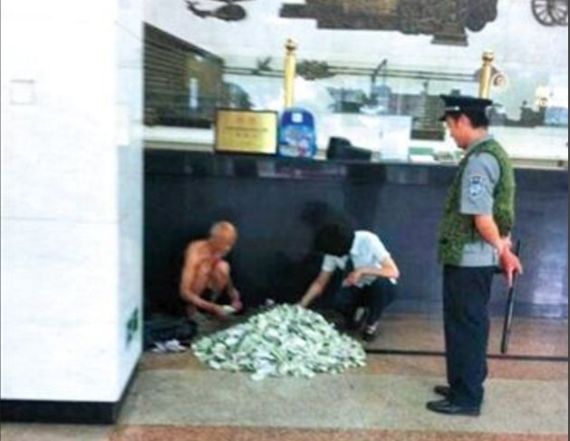 金山寺外乞讨老人泛滥，谣传儿女买车买房两不误，乞讨究竟有多赚钱？