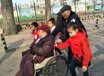 看图写话三个小朋友推坐轮椅的老奶奶