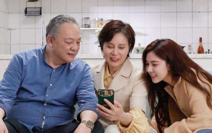 宋妍霏爸爸接过几次婚