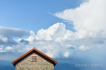 房子的旁边有什么?