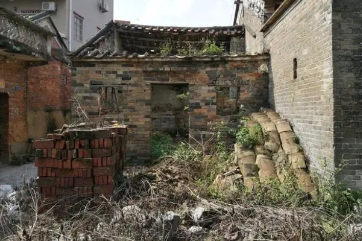 饱经风霜的老屋写一句话