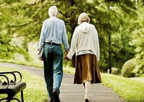 恋恋不舍 的意思