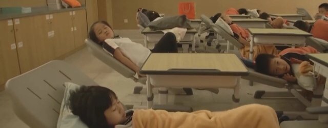 南京一小学让孩子躺着午睡冲上热搜，网友评论比较两极化，你怎么看此事件？