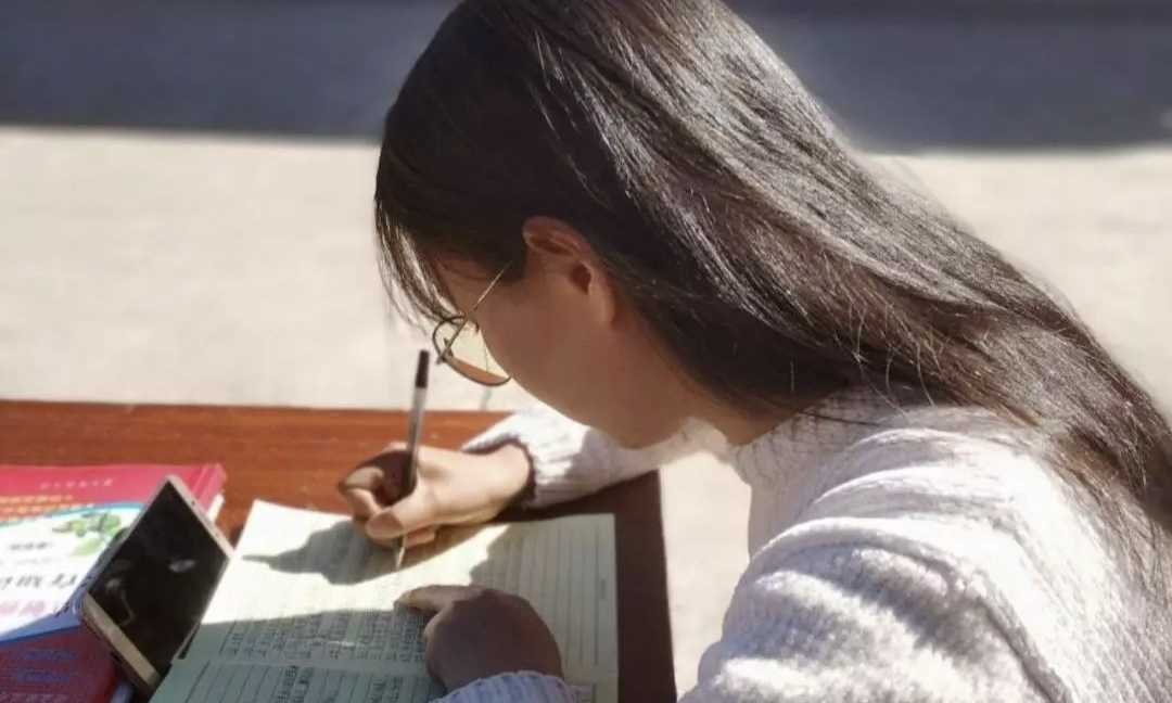 不经意间的意思