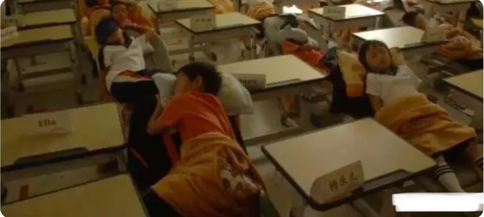 南京一小学让孩子躺着午睡冲上热搜，网友评论比较两极化，你怎么看此事件？