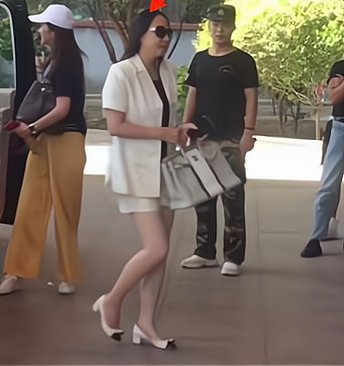 66岁林凤娇现身大同为成龙捧场。大哥背后的女人是怎样的呢？