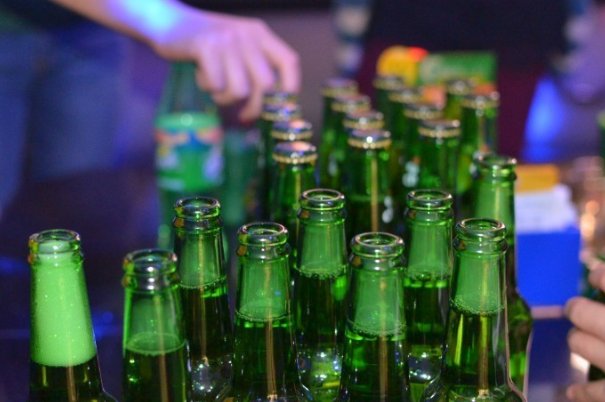 女子深夜坐在保时捷里面大哭,有钱人的发泄方式都有啥?