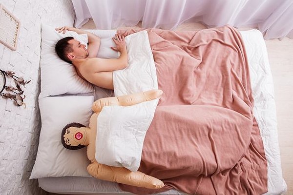 成人娃娃为何出售的价钱如此之高，它是用什么制造的？