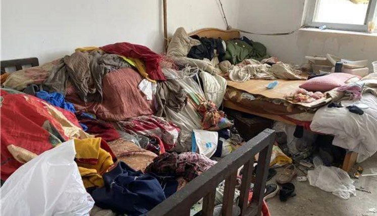 金山寺外乞讨老人泛滥，谣传儿女买车买房两不误，乞讨究竟有多赚钱？