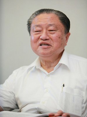 郑崇华的人物简介