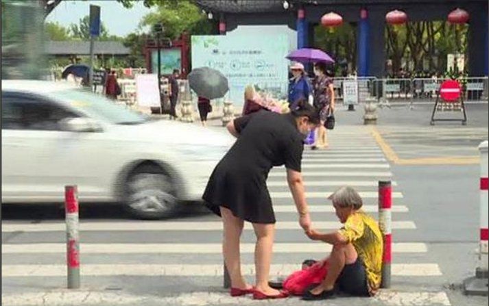 金山寺外乞讨老人泛滥，谣传儿女买车买房两不误，乞讨究竟有多赚钱？
