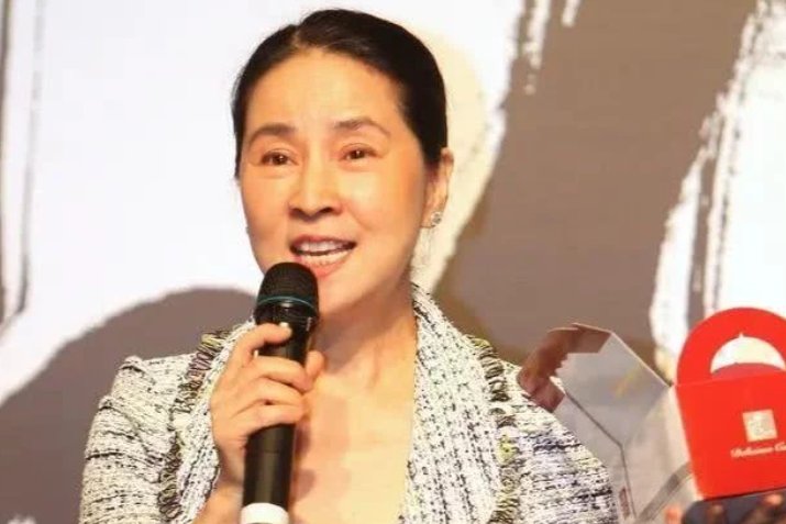 66岁林凤娇现身大同为成龙捧场。大哥背后的女人是怎样的呢？