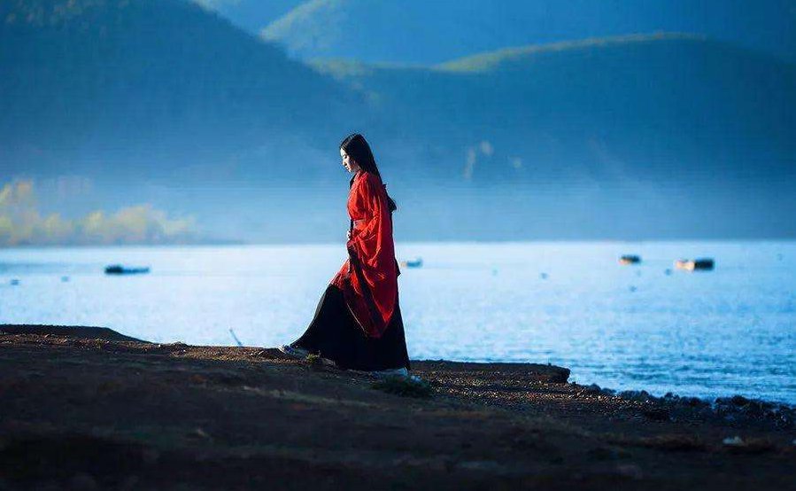 一个人站着作辑,一个人跑着什么成语？