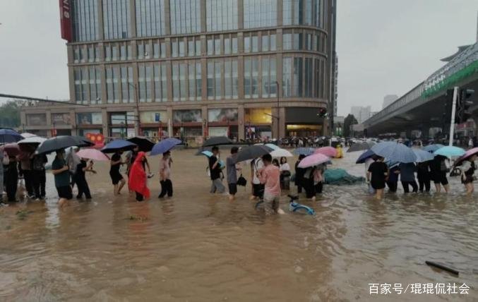 河南暴雨致郑州地铁五号线迫停，旅客被困，造成该事故的原因是什么？
