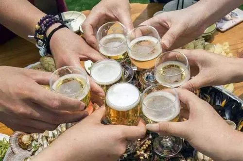 参与灌酒可能构成犯罪，遇到这种局面作为旁观者需要怎么做？