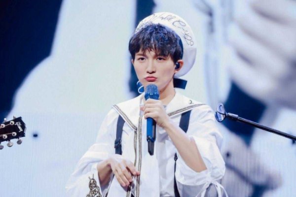 周深是女的吗？