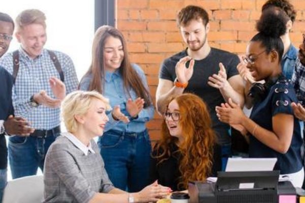 恭维的意思和拼音