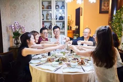 参与灌酒可能构成犯罪，遇到这种局面作为旁观者需要怎么做？