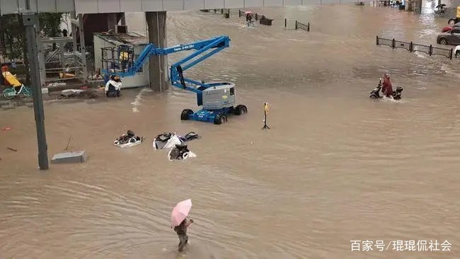 河南暴雨致郑州地铁五号线迫停，旅客被困，造成该事故的原因是什么？