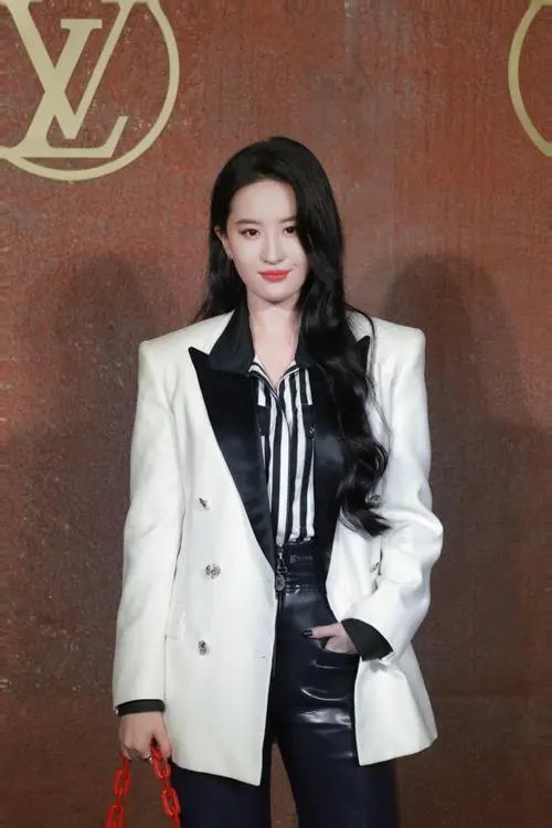 刘亦菲也会有驾驭不了的衣服吗？