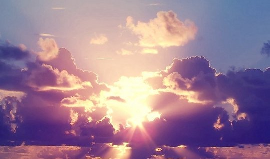 怎样扩写太阳躲进云朵后面？