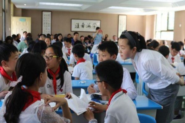 高洁傲岸是什么意思