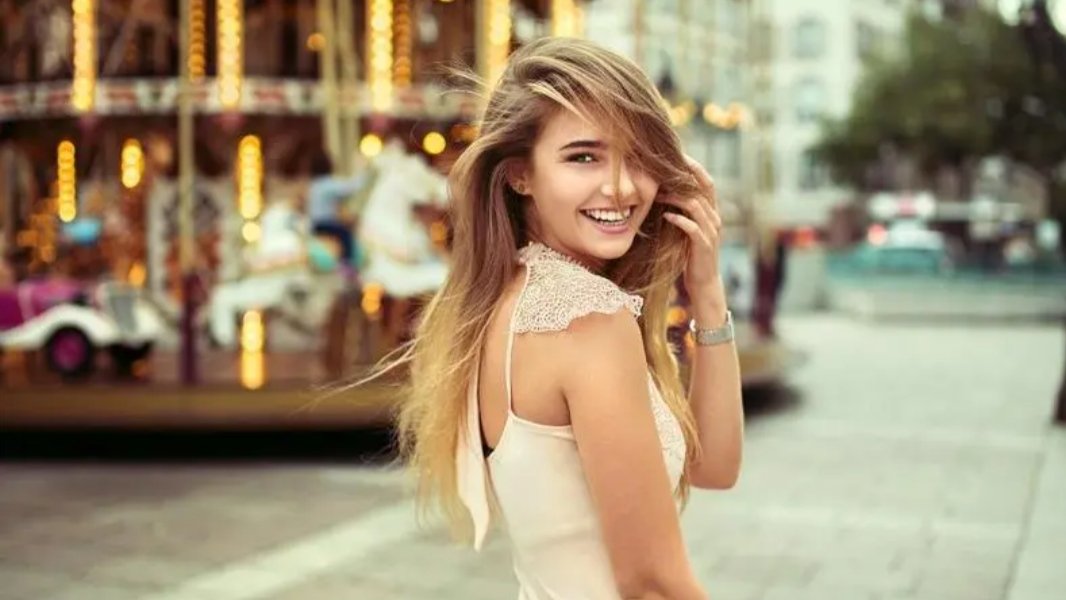 回眸一笑的意思是什么