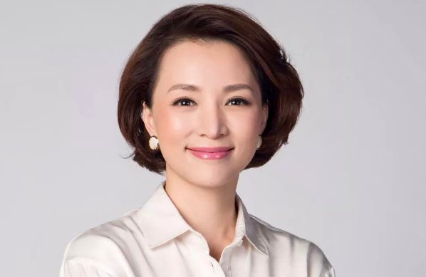 董卿第一次主持春晚是哪一年