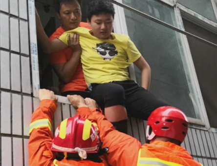 广东佛山一母亲死死抱住轻生女儿消防破门救回，女生为何轻生？