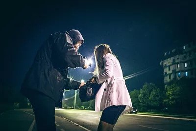 女子夜晚遭3男子尾随机智自救，如果你面对这种情况会如何应对？