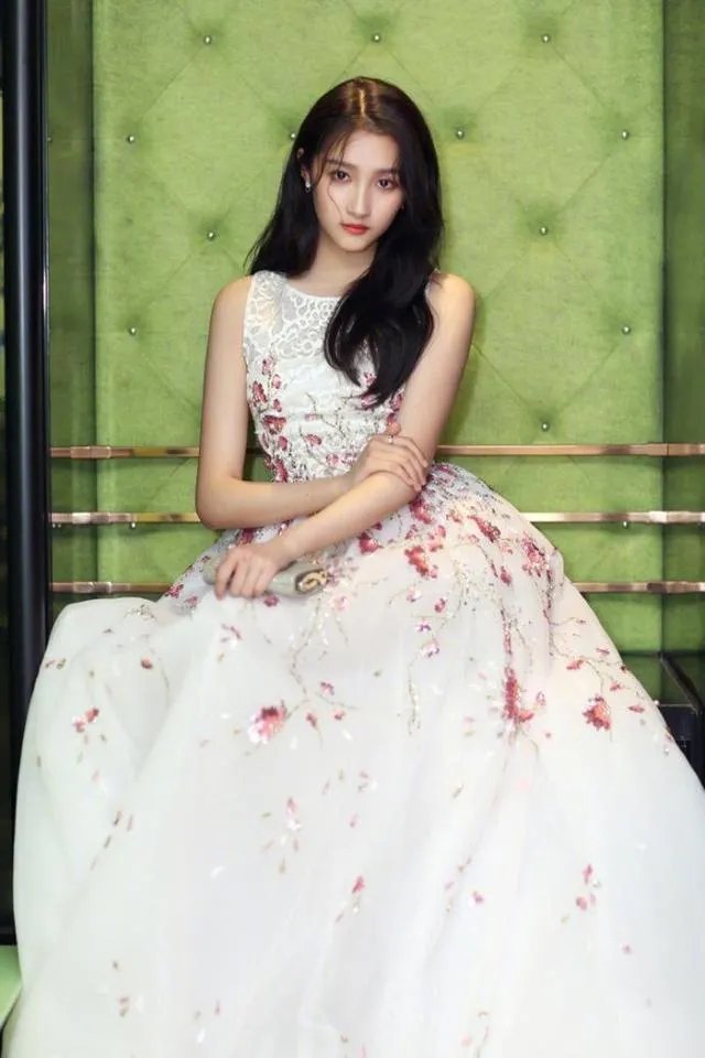 关晓彤发言引争议，她是如何败光观众好感的？