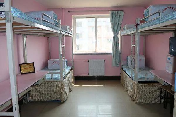 安徽一学校查寝男生宿舍外垃圾堆成山,在寝室保持卫生有多重要?