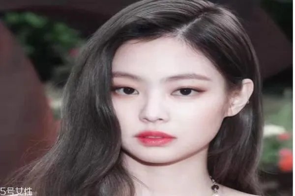 什么是青木亚麻灰发色 闷青灰和青木亚麻灰是一个色吗