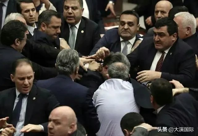 土耳其议会爆发激烈冲突，数十名议员参与“混战”，你们怎么看？