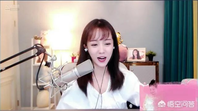 Uzi给虎牙新主播莉哥刷了20个藏宝图，价值十万元，引网友热议，你怎么看？