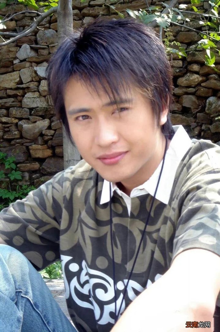 杨帆老婆一家三口的个人照片 杨帆妻子简历简介