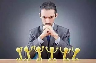 老板奖励员工到超市抢购一分钟，老板和下属的关系要如何处理？