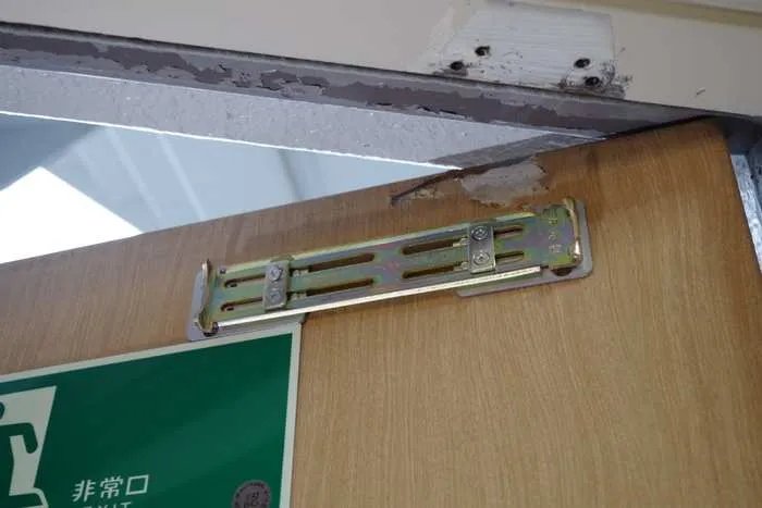 如何自己动手安装闭门器？