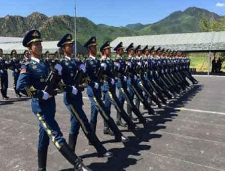 正步走的动作要领是什么？