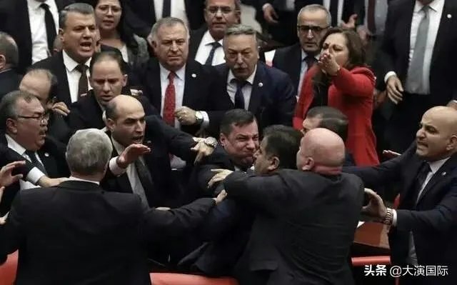 土耳其议会爆发激烈冲突，数十名议员参与“混战”，你们怎么看？