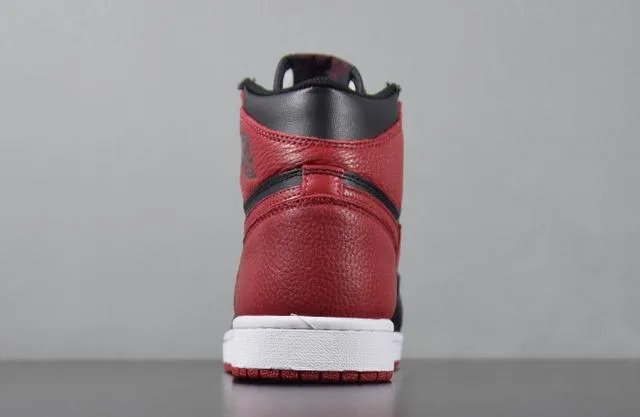 为什么樱木花道的第一双球鞋是AJ6，而后面又回到AJ1？