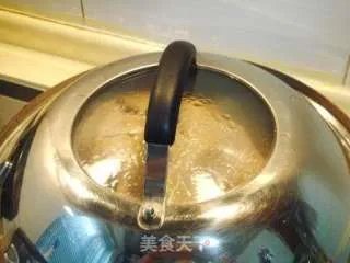 传统古法制作“樟茶鸭”