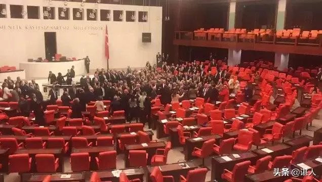 土耳其议会爆发激烈冲突，数十名议员参与“混战”，你们怎么看？