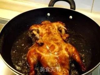 传统古法制作“樟茶鸭”