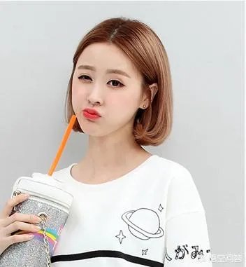 女生发际线高，而且不留刘海，也不能披头、烫头，要扎什么发型比较合适？