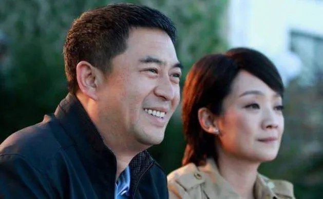 王海燕晒与张嘉译亲密合照秀恩爱，他们会有离婚的可能吗？