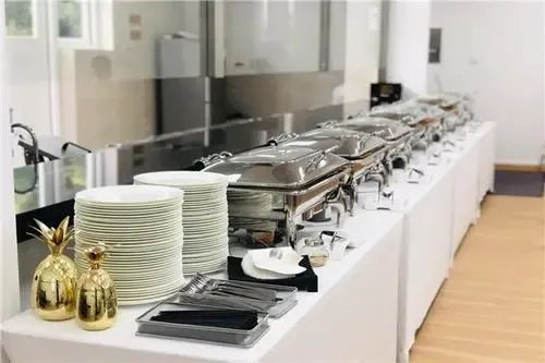 浙江一公司老板禁止员工热饭，公司的这一做法是否合法？