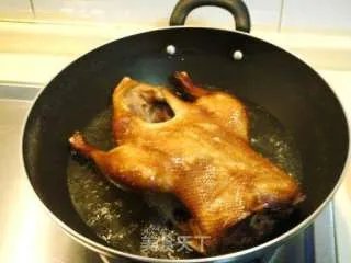 传统古法制作“樟茶鸭”