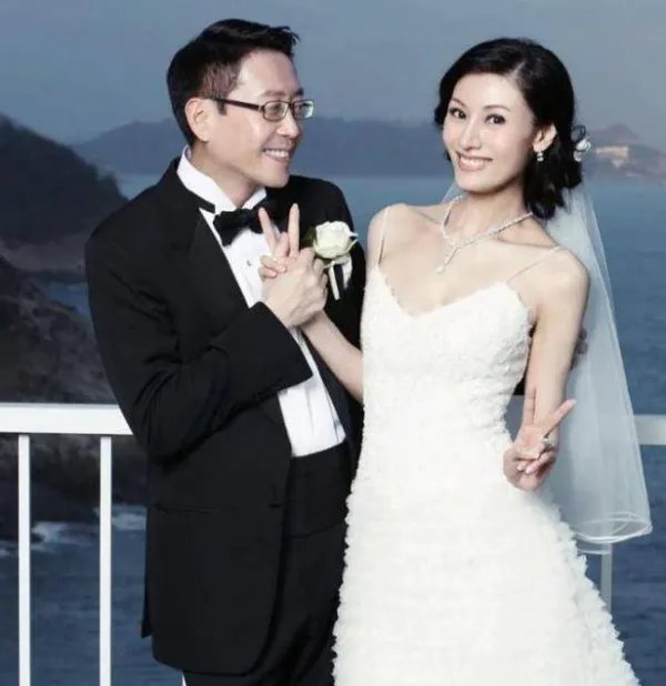 李嘉欣晒夫妻合影庆老公生日，李嘉欣的状态怎么样？